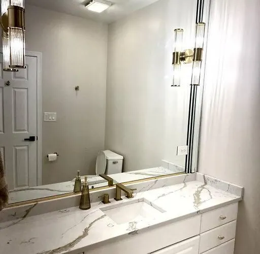 New! Spacious Art Deco Modern 5 Bd/3ba