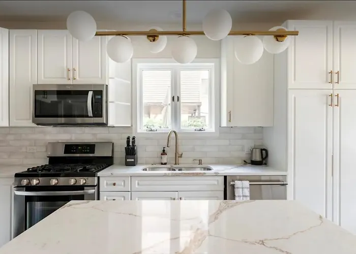 New! Spacious Art Deco Modern 5 Bd/3ba Chicago