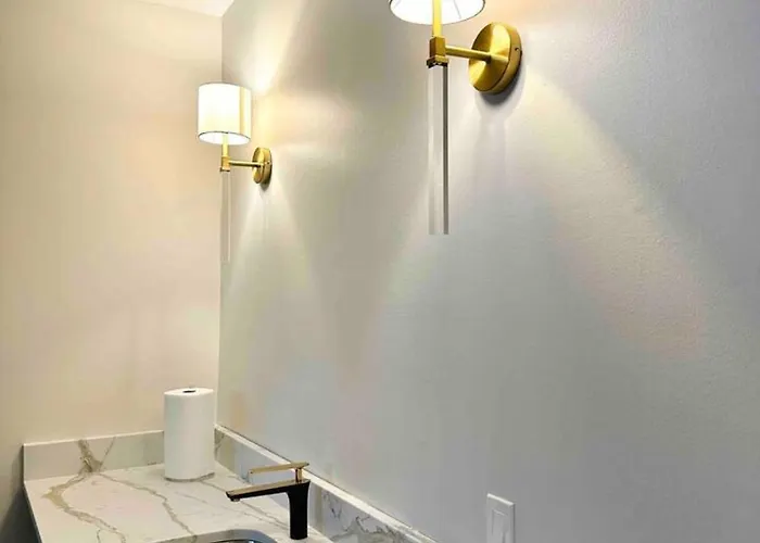 New! Spacious Art Deco Modern 5 Bd/3ba