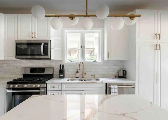 New! Spacious Art Deco Modern 5 Bd/3ba * Chicago