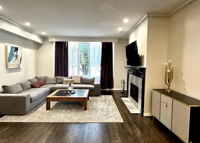 New! Spacious Art Deco Modern 5 Bd/3ba