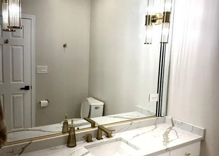 New! Spacious Art Deco Modern 5 Bd/3ba
