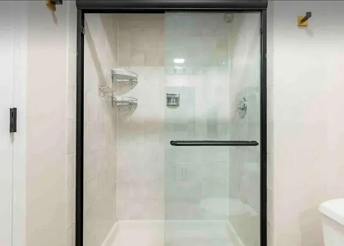 New! Spacious Art Deco Modern 5 Bd/3ba Chicago