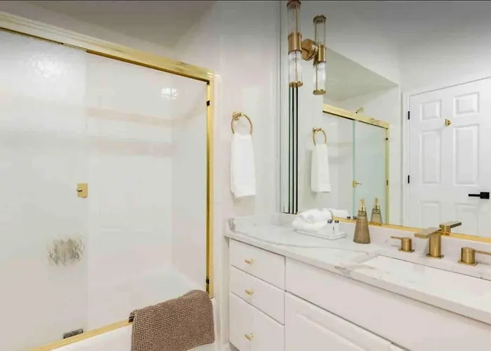 New! Spacious Art Deco Modern 5 Bd/3ba *